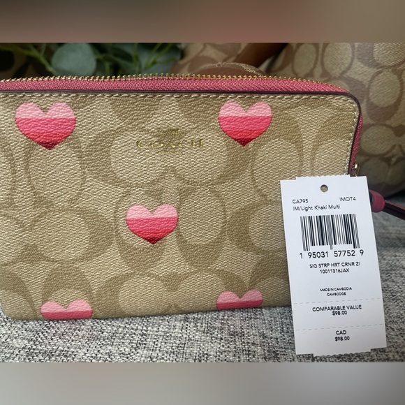 $79COACH Corner Zip Wristlet In Signature Canvas With Strap Heart Print - Picture 3 of 5